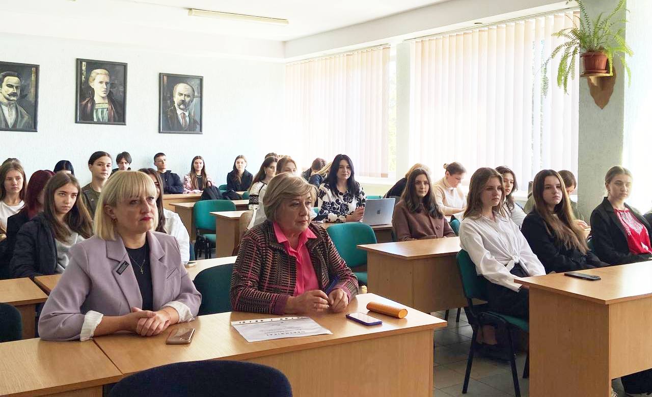 Викладачі та студенти, що відвідали захід